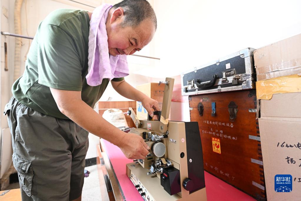 党员老田和他的露天红色电影院