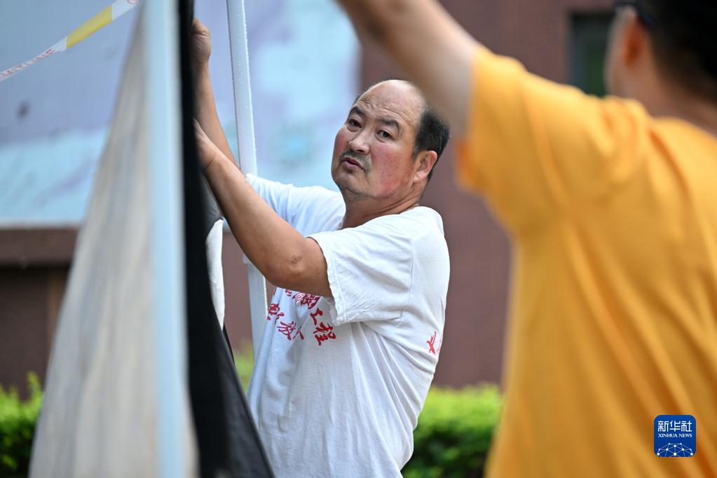 党员老田和他的露天红色电影院