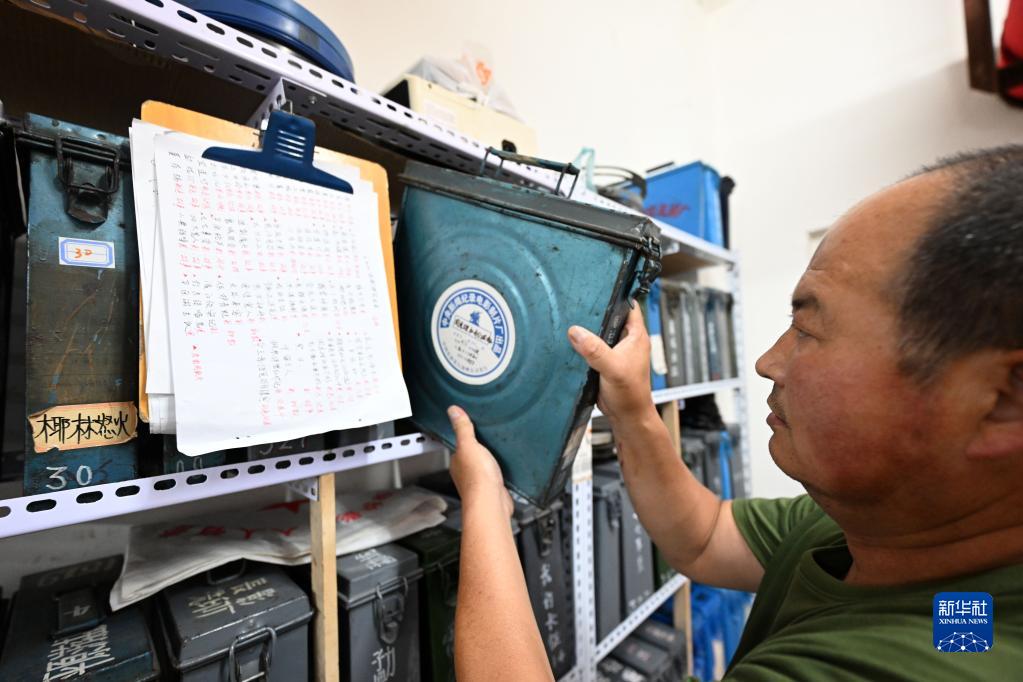 党员老田和他的露天红色电影院