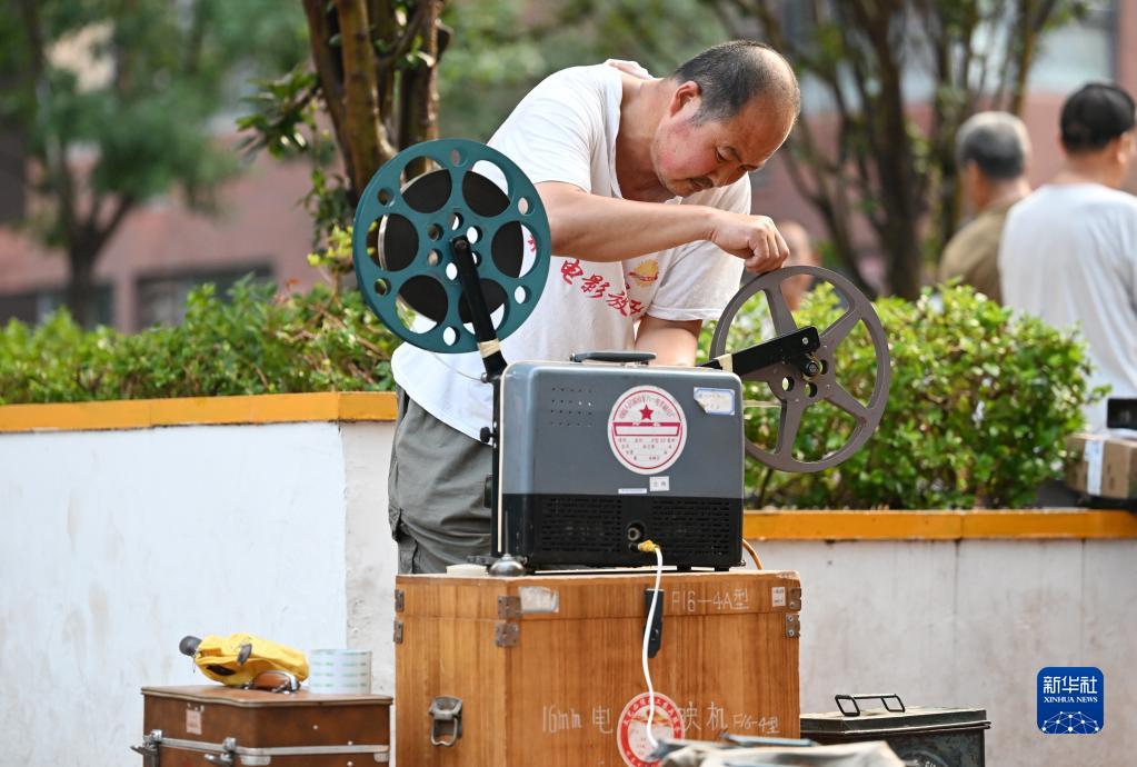 党员老田和他的露天红色电影院