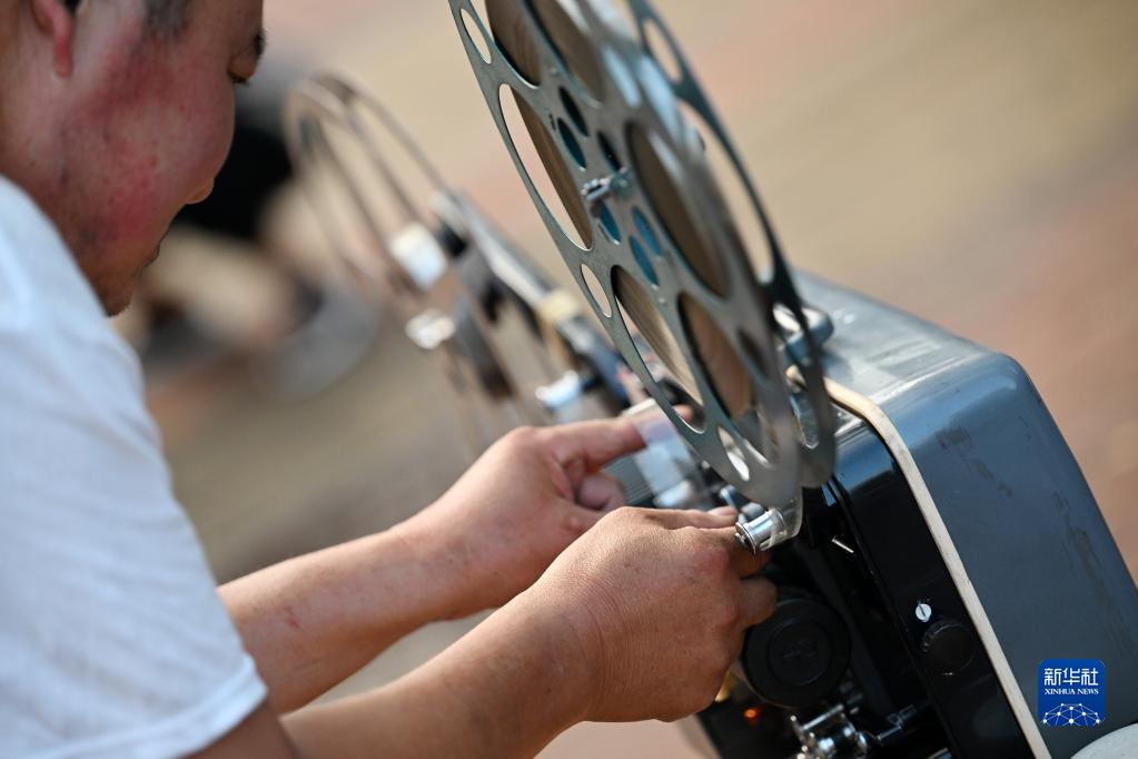 党员老田和他的露天红色电影院