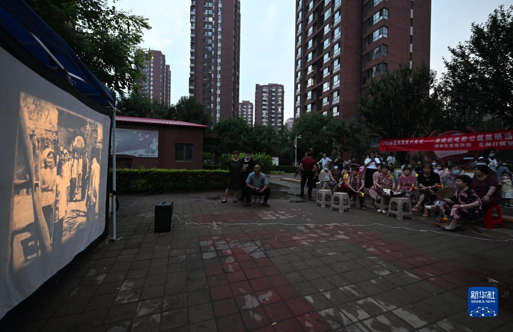 党员老田和他的露天红色电影院