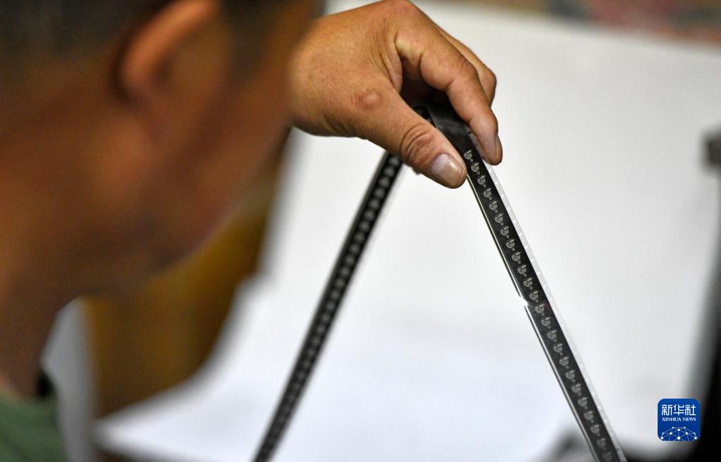 党员老田和他的露天红色电影院