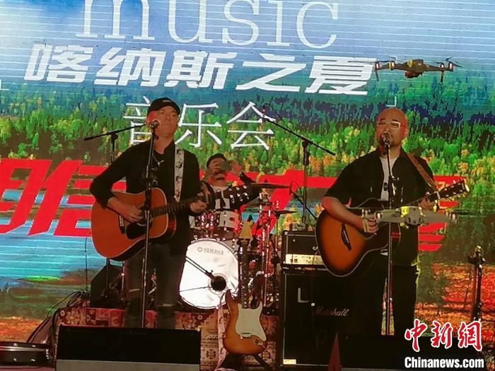 新疆喀纳斯之夏音乐会开幕 帕尔哈提王卓献唱 新疆喀纳斯之夏音乐会开幕帕尔哈提王卓献唱