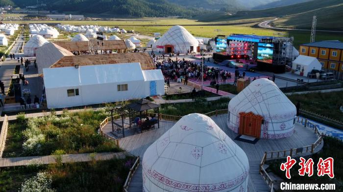 新疆喀纳斯之夏音乐会开幕 帕尔哈提王卓献唱